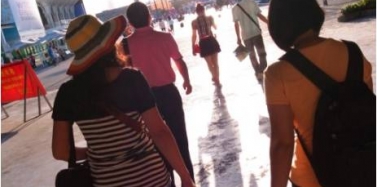 【上?！堪系谝魂?duì) 暢游世博會(huì)